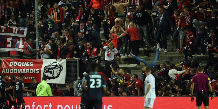 V Amiens po zrútení bariéry s fanúšikmi Lille 25 zranených